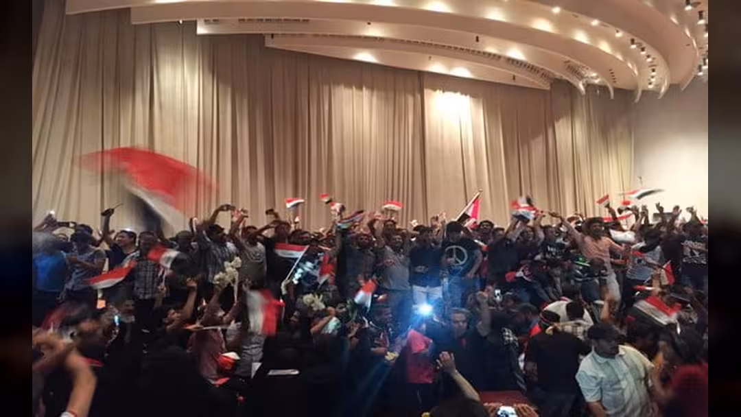 العراق: أنصار "الصدر" يقتحمون المنطقة الخضراء ومبنى البرلمان