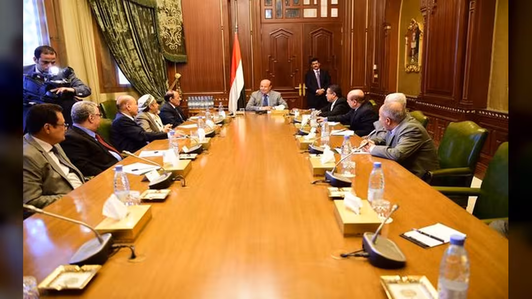 هادي يترأس اجتماعا بمستشاريه بحضور نائبه ورئيس الحكومة