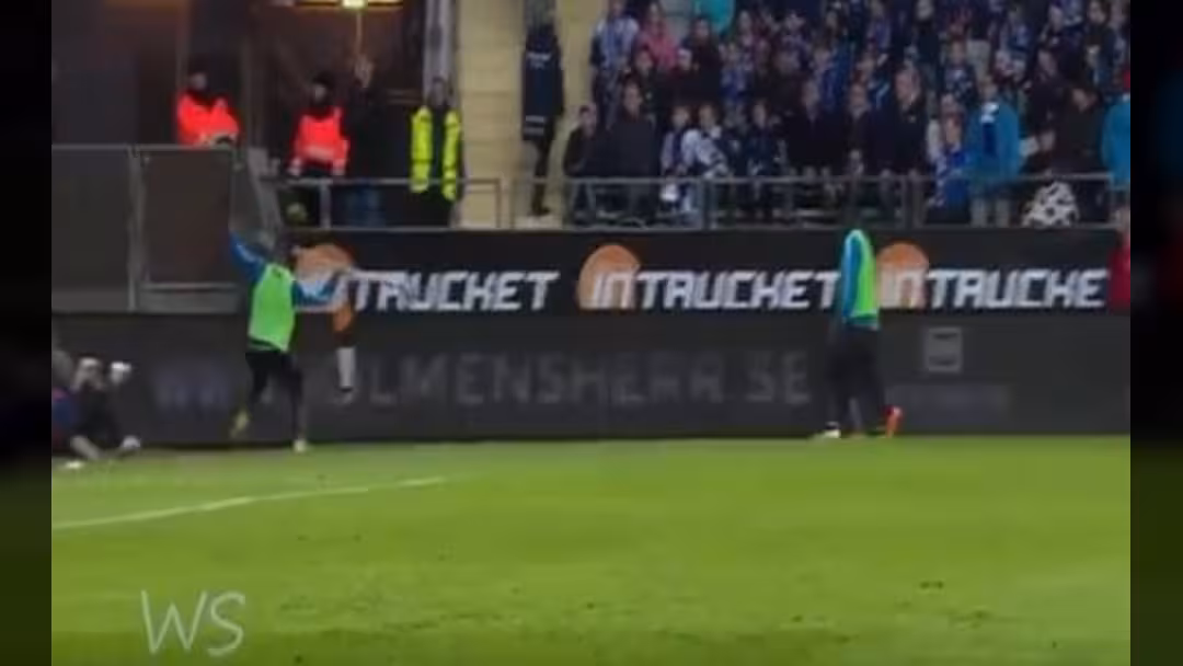 بالفيديو.. لاعب يفقد أعصابه ويضرب الجمهور ب"عصا الركنية"