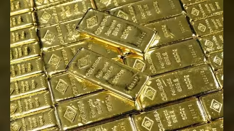 الذهب يرتفع لكن صعود الأسهم والدولار يحد من مكاسبه