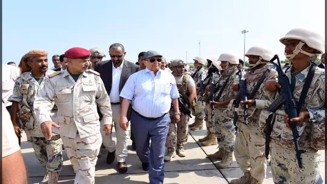 قرارات هادي: خطوة جريئة تخرج بحاح..وتساؤلات حول مصير المحادثات