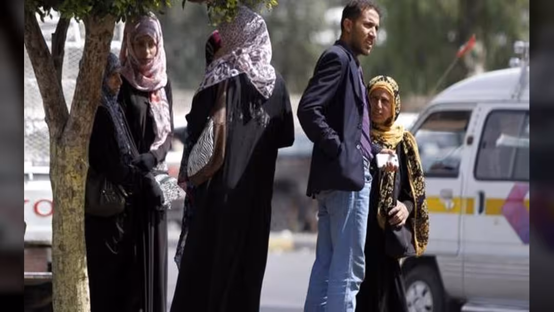 يبحثون عن ملجأ جديد.. السوريون في اليمن ضحايا حرب أخرى