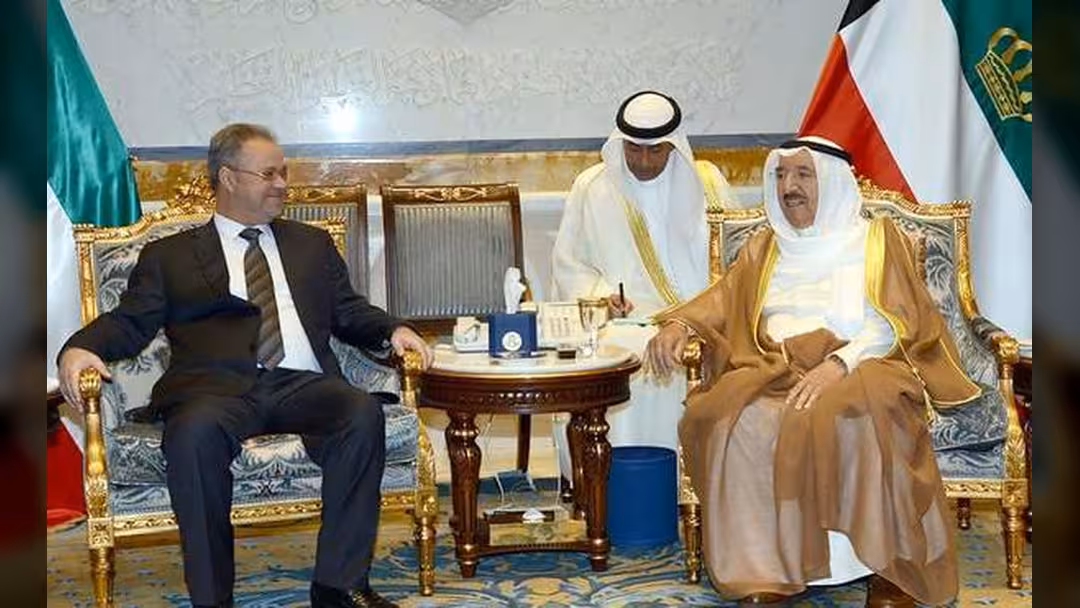 امير دولة الكويت يستقبل وفد الحكومة المشارك في مشاورات الكويت