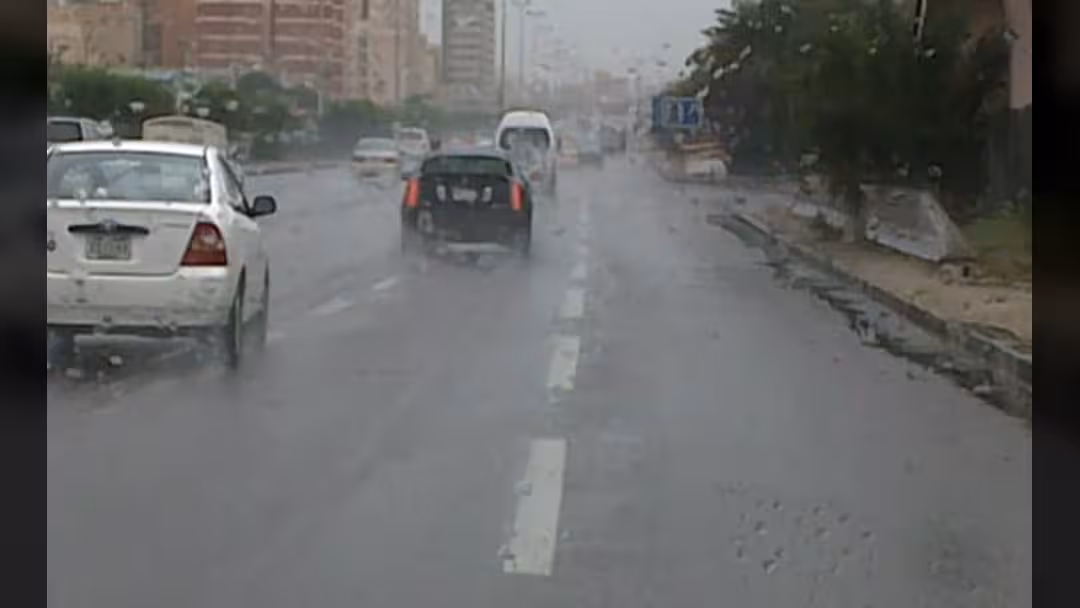 أمطار غزيرة على العاصمة السعودية الرياض ثؤثر في حركة المرور