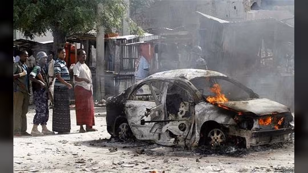 مقتل وإصابة 8 أشخاص بانفجار سيارة ملغومة في مقديشو