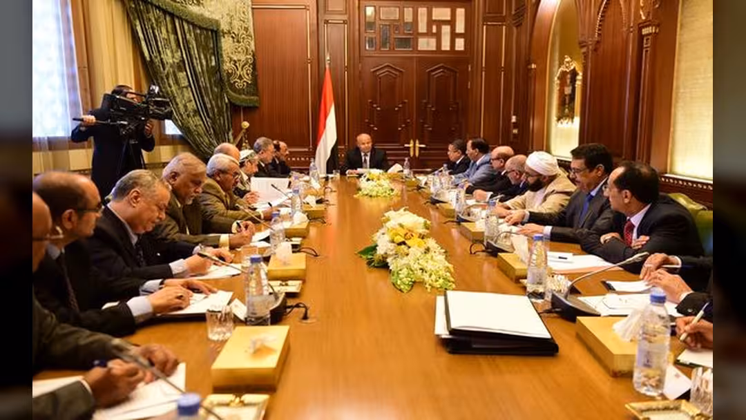 هادي يترأس اجتماعاً لأعضاء الفريقين السياسي والمشاورات