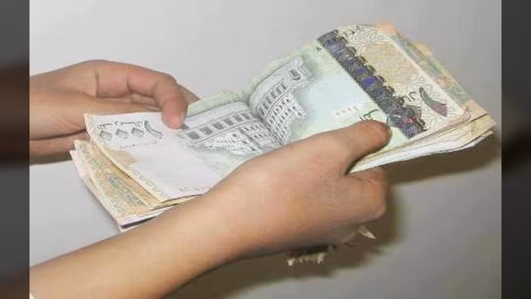 أسعار الريال اليمني تبدأ التحسن بعد الإعلان عن وديعة سعودية.. السعر الجديد