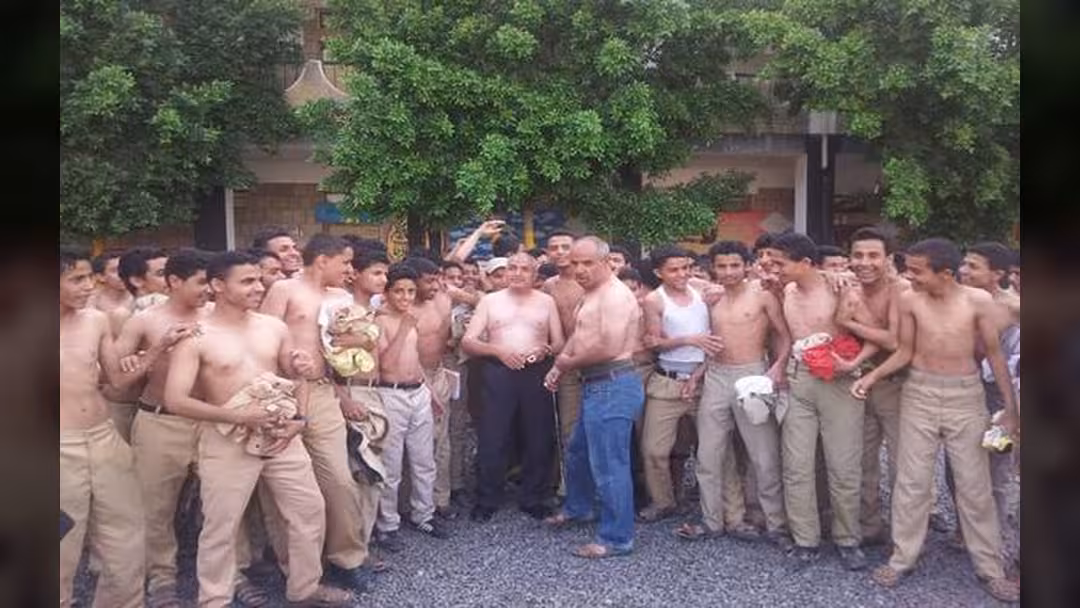 بالصورة.. طلاب ثانوية في صنعاء يتضامنون مع الحديدة بخلع القمصان
