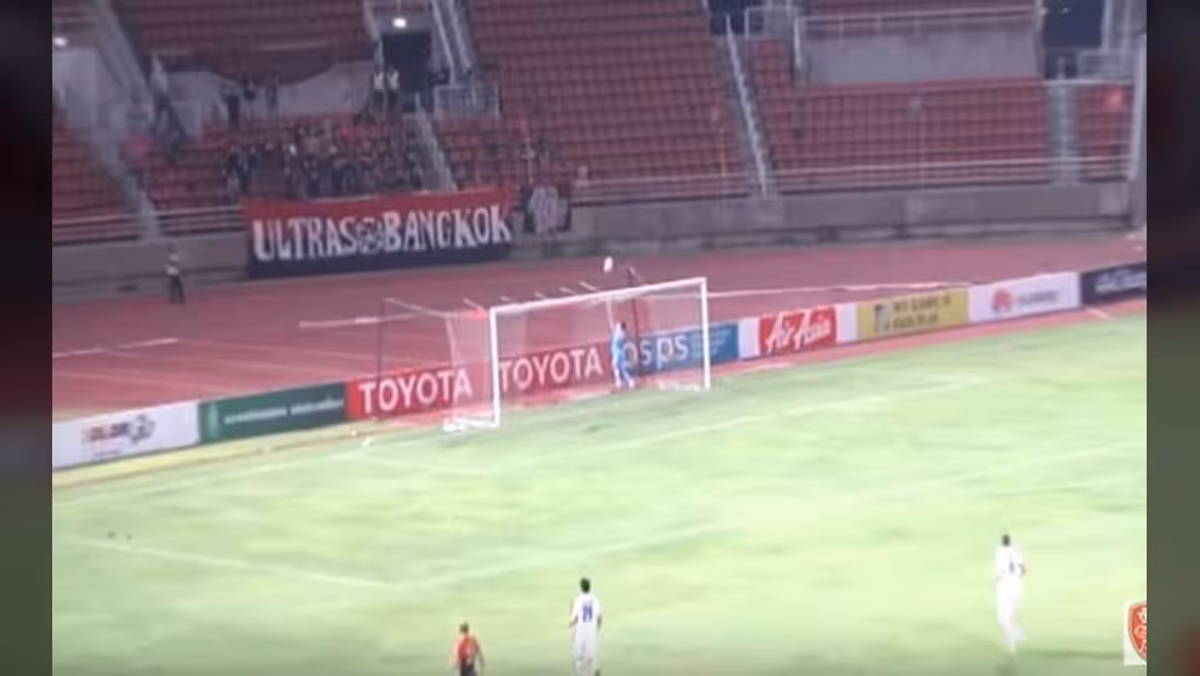 لاعب مقدوني يحرز هدفاً عالمياً على الطائر (فيديو)