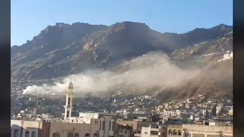 قتلى وجرحى بقصف الحوثيين لعرض لقوات الشرعية في المعافر تعز