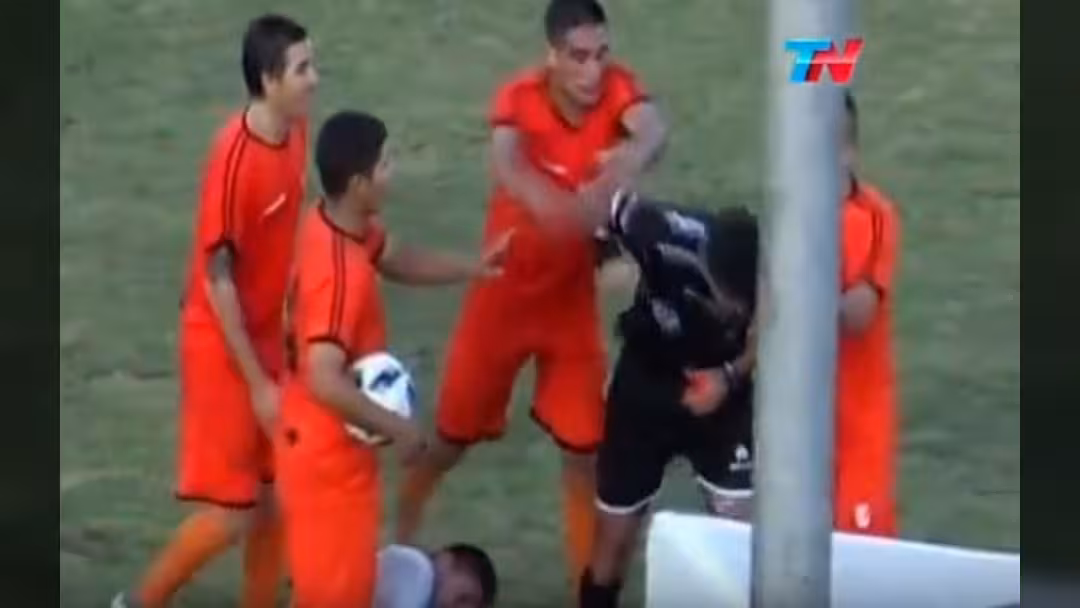 بالفيديو.. لاعب أرجنتيني يوجه لكمة قوية للحكم بعد طرده