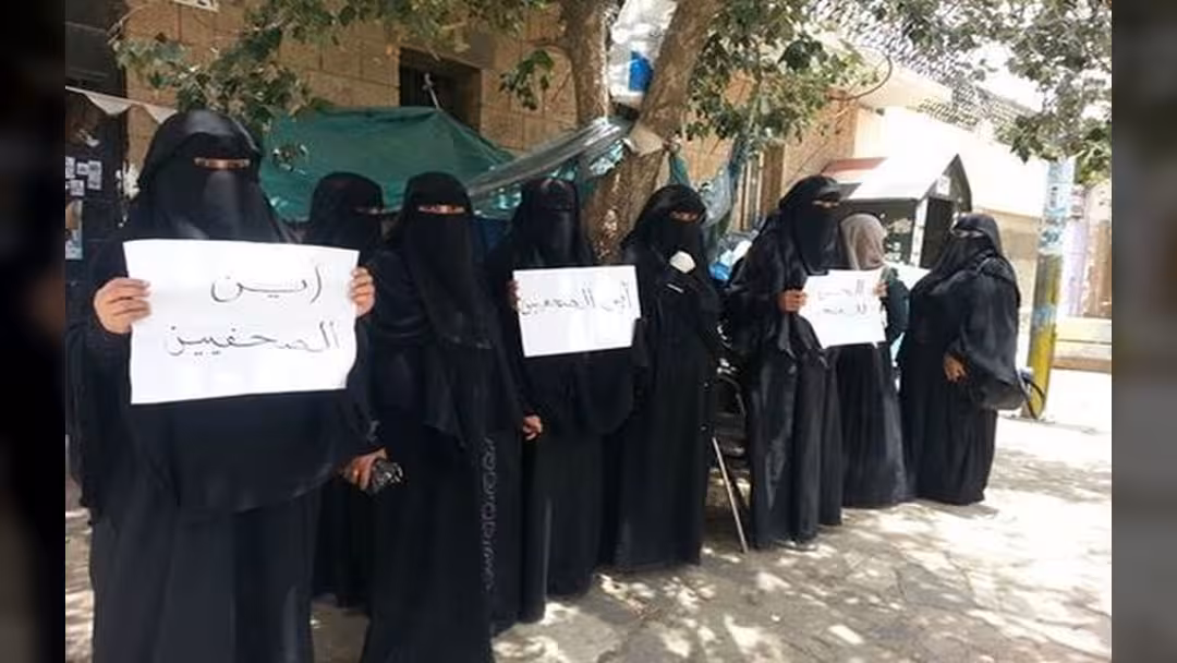 أسر الصحفيين المخفيين تواصل الاحتجاج لليوم الرابع على التوالي (صور)