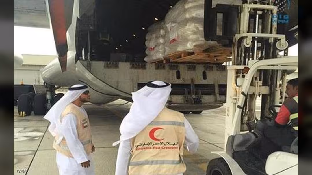 وصول أول طائرة إغاثية إماراتية إلى مطار المكلا