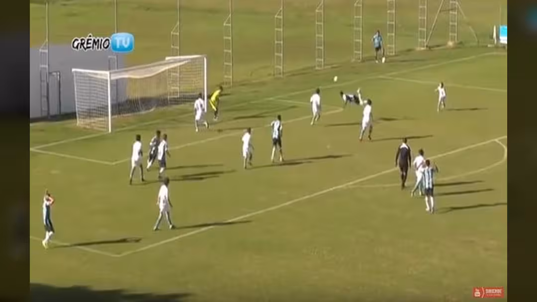 بالفيديو.. لاعب برازيلي عمره 14 سنة يسجل هدفا خرافيا