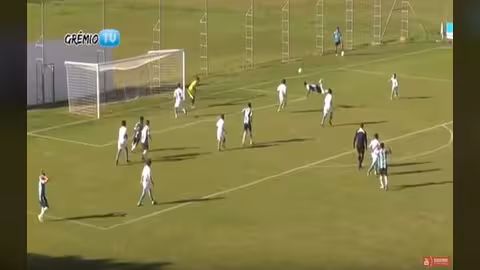 بالفيديو.. لاعب برازيلي عمره 14 سنة يسجل هدفا خرافيا