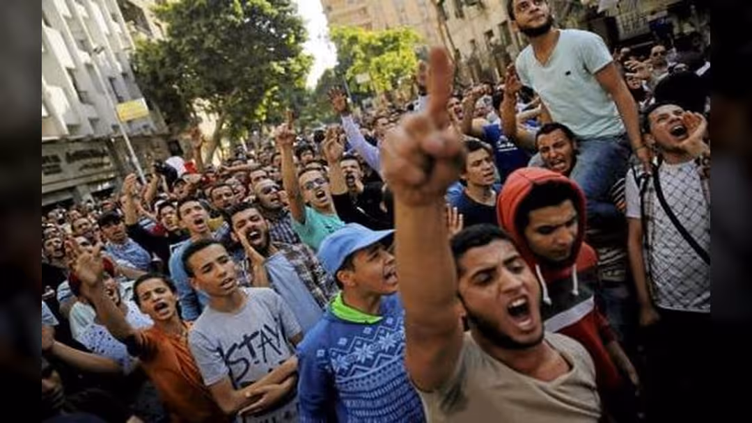 محكمة مصرية تقضي بحبس 51 ناشطا عامين