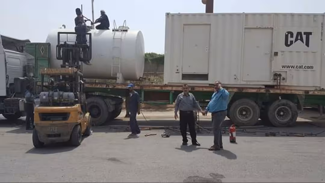 رجل أعمال يتبرع بمولد كهربائي وديزل لمستشفى الثورة في الحديدة