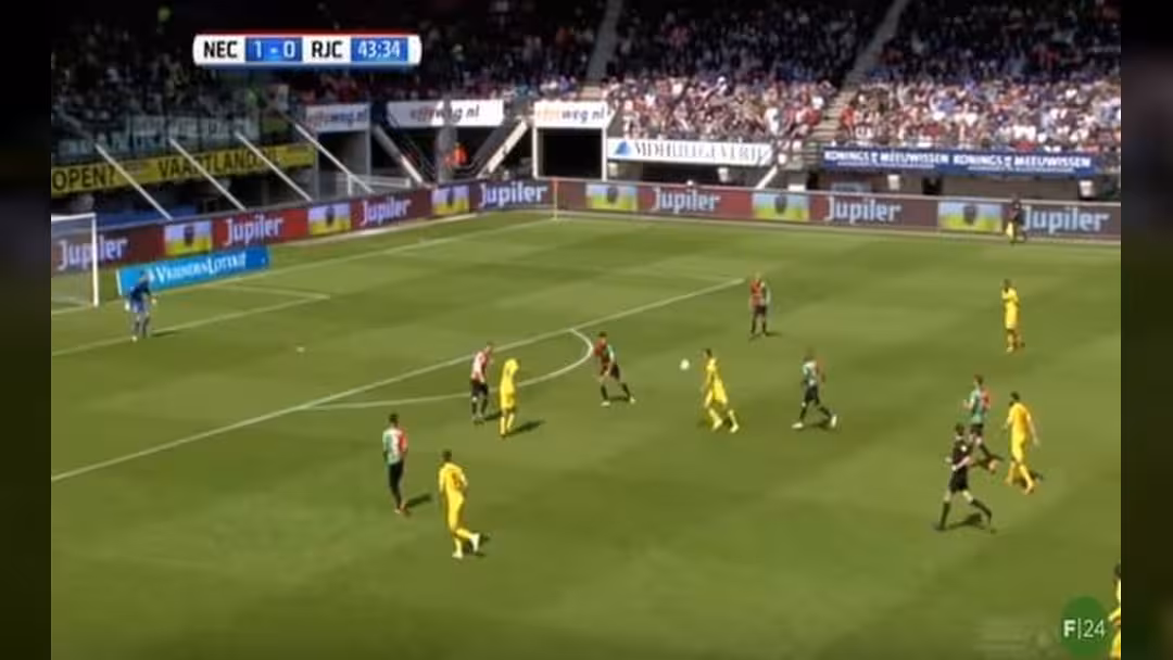 هدف عالمي على الطاير في الدوري الهولندي (فيديو)