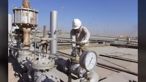 النفط يهبط 5% في أكبر تراجع منذ فبراير