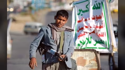 "التحالف" يسلم 52 طفلاً جندهم "الحوثيون" إلى الحكومة