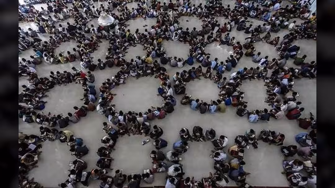حلقات إفطار رمضان في أحد مساجد إندونيسيا (صور)