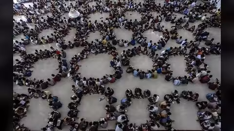 حلقات إفطار رمضان في أحد مساجد إندونيسيا (صور)