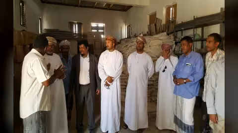 وصول مساعدات غذائية من سلطنة عمان لمحافظة المهرة