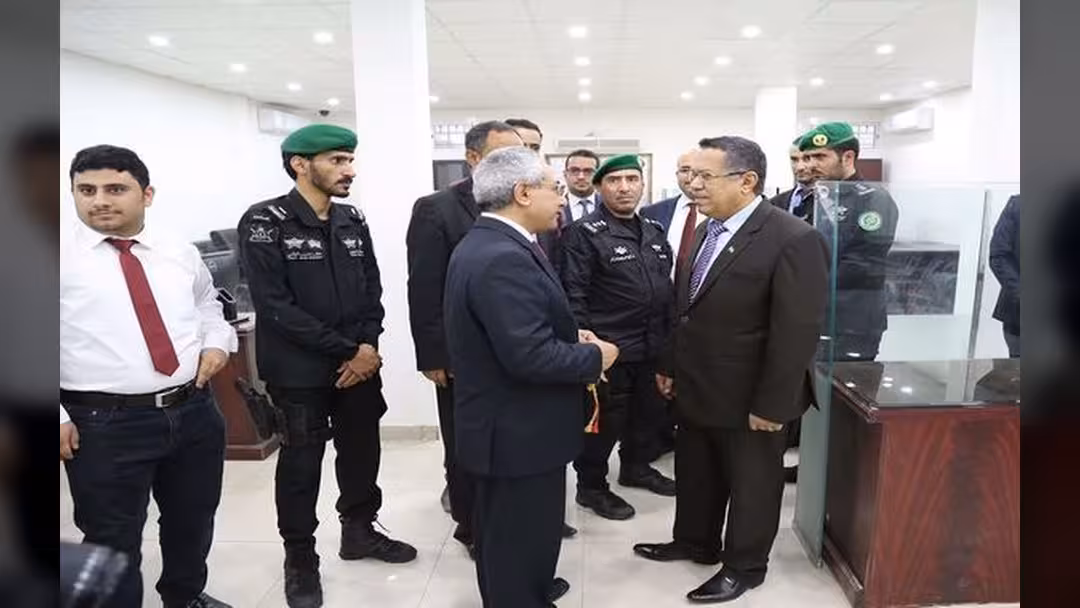 بن دغر يشدد على سرعة اصدار الجوازات لحاملي بطاقة زائر في السعودية