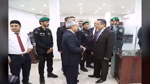 بن دغر يشدد على سرعة اصدار الجوازات لحاملي بطاقة زائر في السعودية