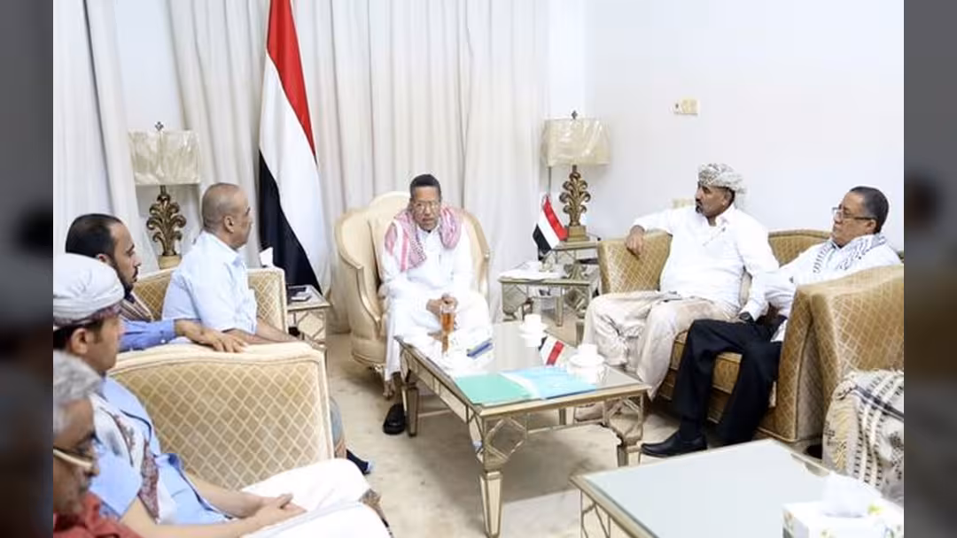 بن دغر يعقد اجتماعا بمحافظي عدن ولحج وقيادة المنطقة العسكرية الرابعة