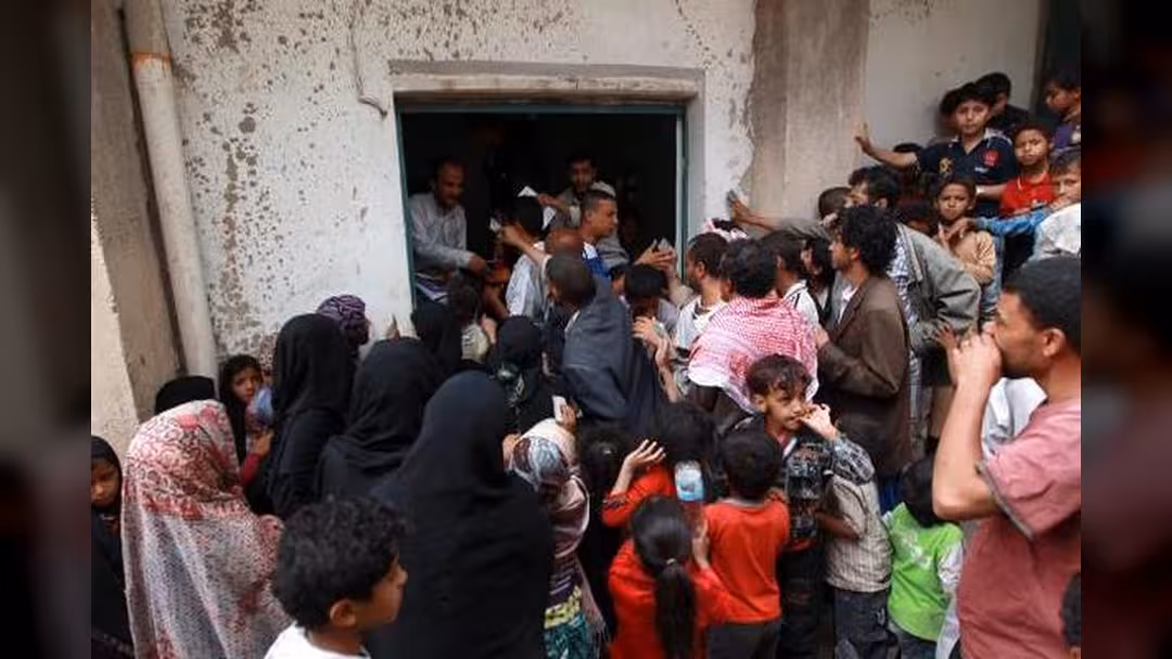 الحوثيون يحاصرون منظمات الإغاثة: عرقلة واعتقالات ومصادرة المساعدات