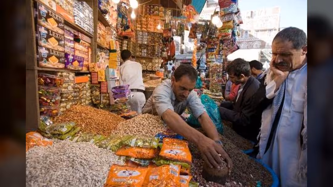 أزمة السيولة والرواتب تسلب فرحة اليمنيين بالعيد