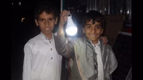 يمنيّون يتبرّعون بالضوء