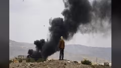 طيران التحالف يقصف معسكر "العمالقة" في عمران