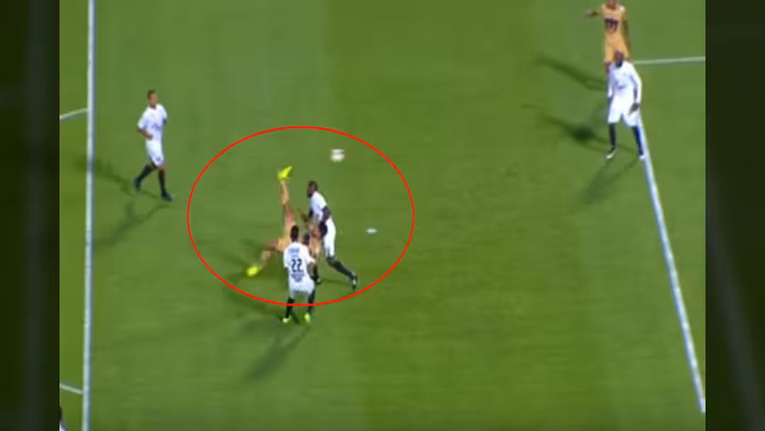 لاعب مكسيكي يبهر العالم بهدف ساحر من مقصية رائعة.. فيديو