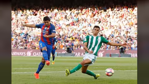 برشلونة ينجو من اختبار صعب في أشبيلية بفضل ميسي وسواريز.. فيديو