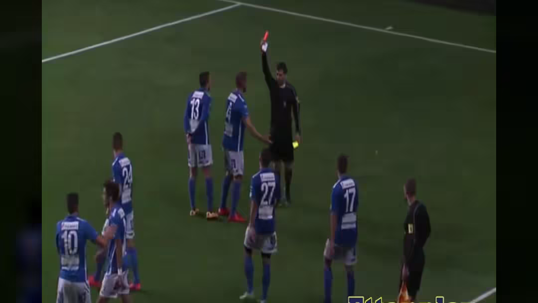 لاعب سويدي سجل هدفا رائعا فطرده الحكم! (فيديو)
