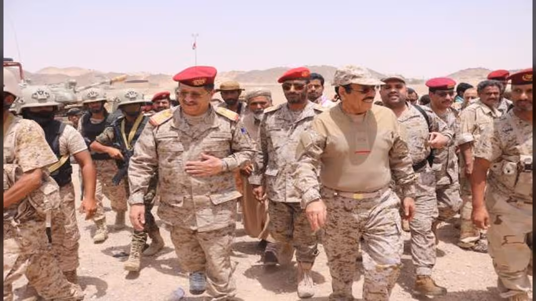 علي محسن الأحمر بمهام شقّ صفوف تحالفات الانقلابيين