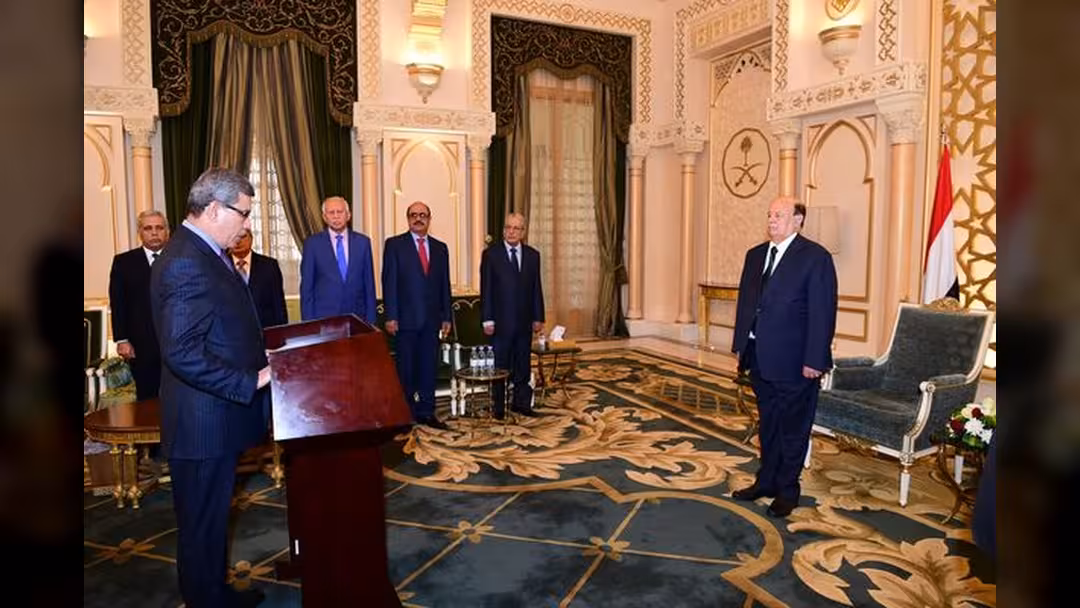 تسعة سفراء يؤدون اليمين الدستورية أمام هادي