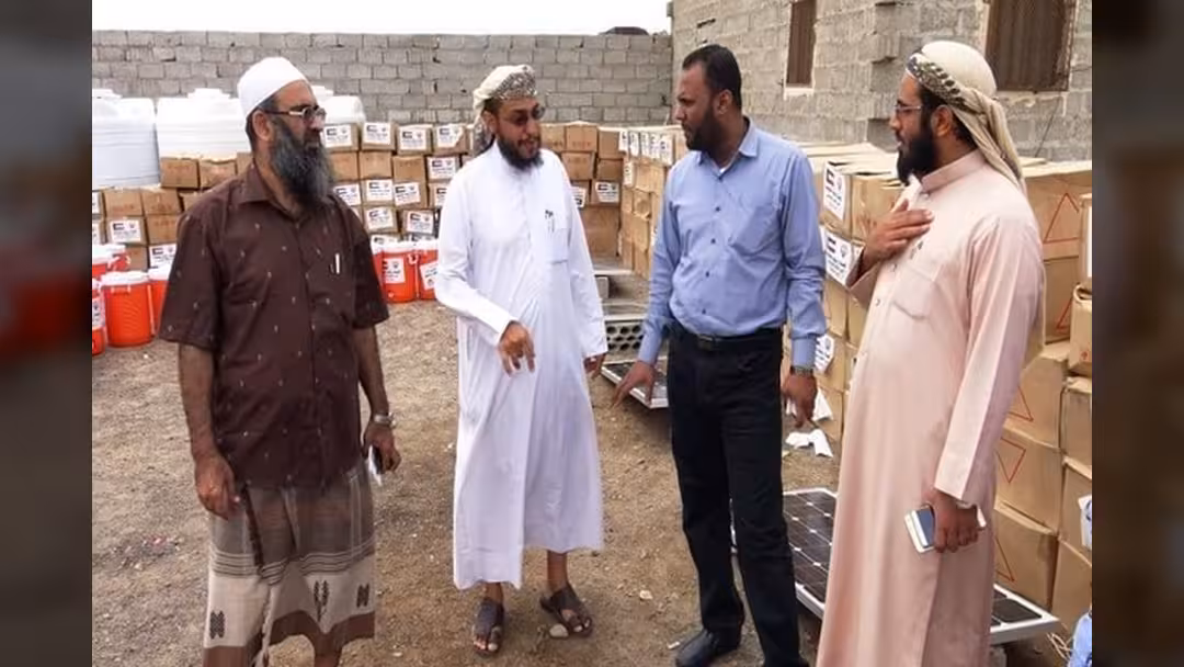 الهيئة اليمنية الكويتية توزيع مساعدات غذائية لنازحي البيضاء في عدن