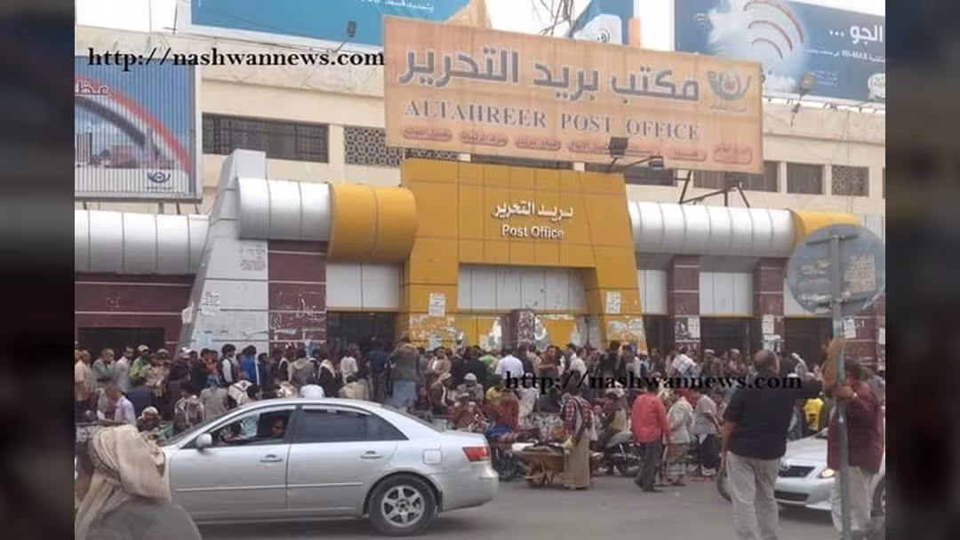 بالصورة.. ازدحام غير مسبوق أمام مكتب بريد التحرير بسبب أزمة السيولة