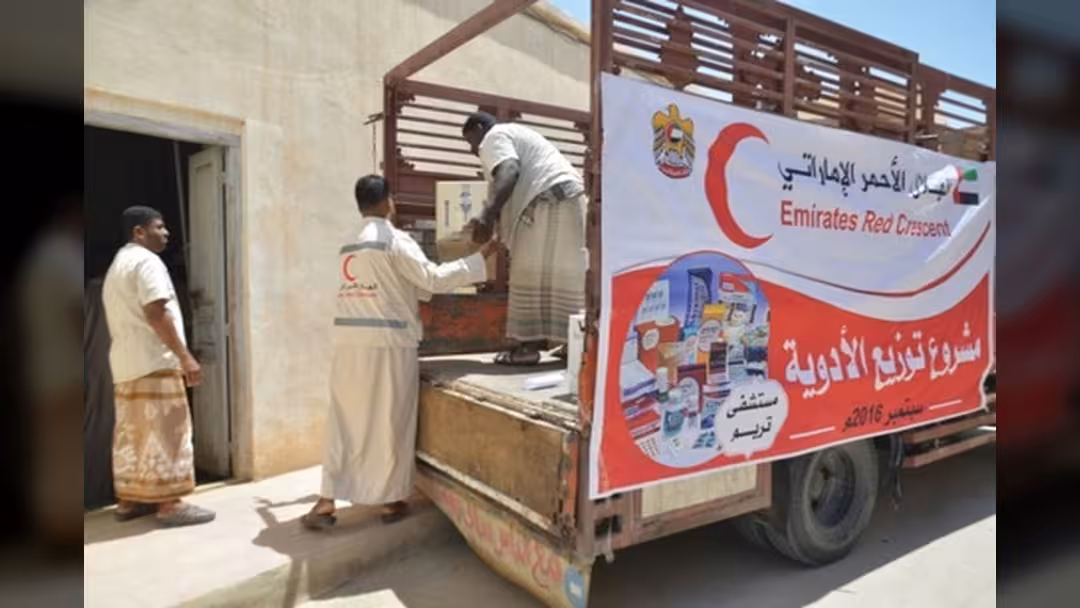 "الهلال الإماراتي" يبدأ توزيع 20 طناً من الأدوية على مستشفيات حضرموت