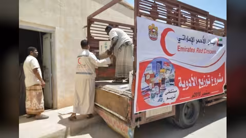 "الهلال الإماراتي" يبدأ توزيع 20 طناً من الأدوية على مستشفيات حضرموت