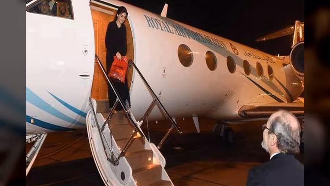 صور.. لحظة وصول موظفة الصليب نوران حواص  إلى مسقط بعد الإفراج عنها في اليمن