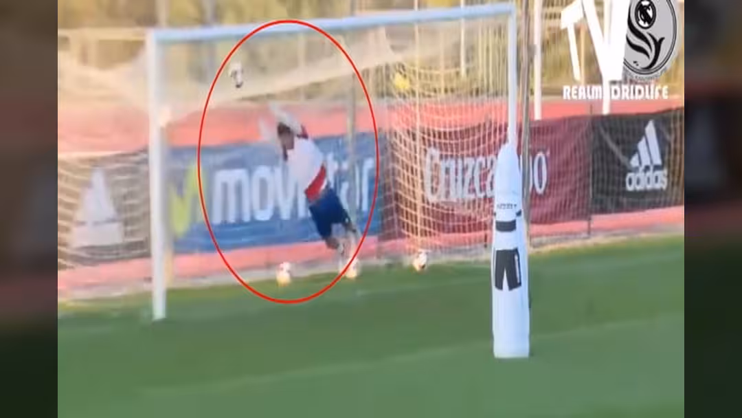 مهاجم ريال مدريد يظهر موهبة عالية في حراسة المرمى.. فيديو