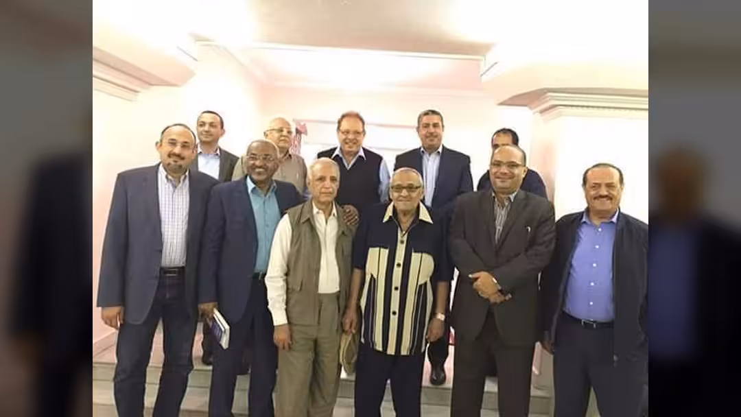 خالد بحاح يظهر من القاهرة إلى جانب علي ناصر محمد وعدد من القيادات.. صورة