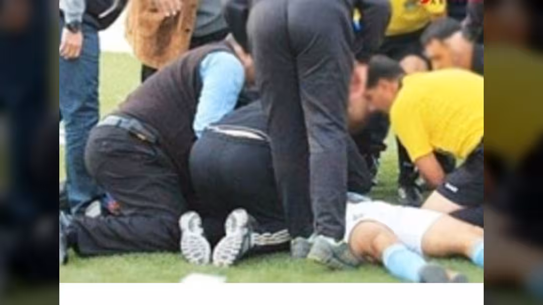 بالفيديو.. لاعب يقتل حكما بسبب إنذار!
