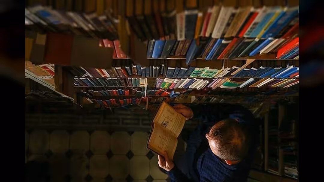 أزمة الرواتب: مكتبة حسن عبدالوارث للبيع.. الغذاء مقابل الكتاب
