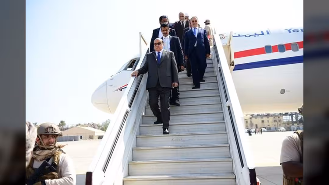 هادي يصل إلى عدن برفقة عدد من الوزراء