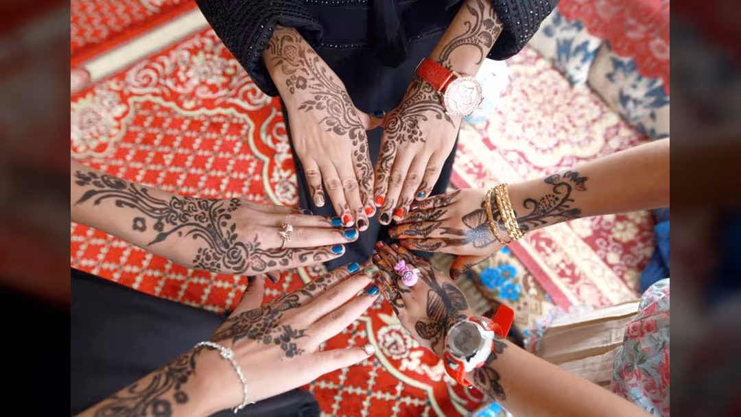 النقش بالحناء زينة يمنية لا تمحوها الحرب